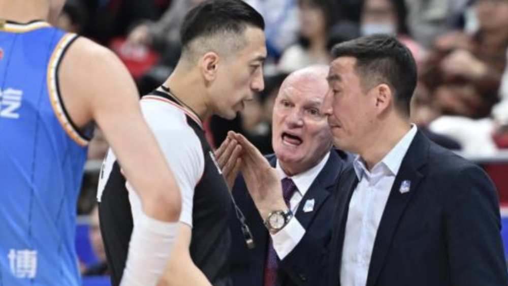  法兰克福主教练赛后批评裁判判罚引发争议  